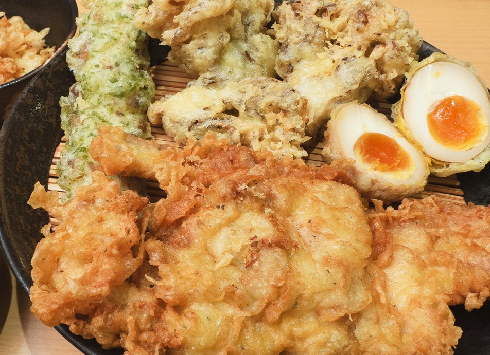 注文を受けてから揚げる揚げたての天ぷら（かしわ天・味玉天・舞茸天）