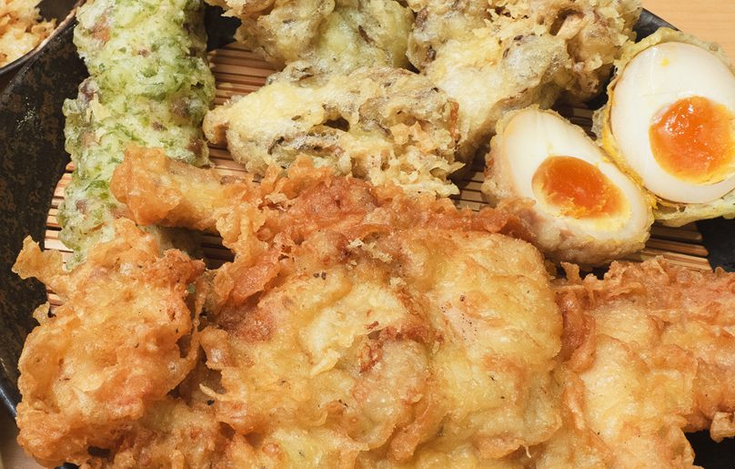 注文を受けてから揚げる揚げたての天ぷら（かしわ天・味玉天・舞茸天）
